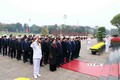 Các đồng chí lãnh đạo, nguyên lãnh đạo Đảng, Nhà nước và Mặt trận Tổ quốc Việt Nam thành kính tưởng nhớ Chủ tịch Hồ Chí Minh. Ảnh: Phạm Kiên – TTXVN