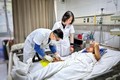 Các bác sĩ Bệnh viện Hữu nghị Việt - Đức thăm khám cho bệnh nhân sau ca phẫu thuật. Ảnh: hanoimoi.com.vn