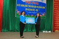 Trao bảng tượng trưng ủng hộ các hoạt động của Chương trình “Đồng hành cùng phụ nữ biên cương” trên địa bàn huyện Tân Hồng. Ảnh: Nhựt An - TTXVN