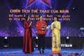 Tổng Giám đốc Thông tấn xã Việt Nam Vũ Việt Trang (áo dài đỏ) trao giải “Chiến tích thể thao của năm”. Ảnh: Hồng Giang - TTXVN