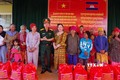 Bộ Chỉ huy Quân sự tỉnh Đắk Nông trao 300 suất quà cho các hộ nghèo xã Đắk Đam (huyện Ô răng, tỉnh Mondulkiri, Campuchia). Ảnh: TTXVN phát