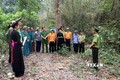 Cán bộ Hạt Kiểm lâm huyện Sơn Dương (Tuyên Quang) tuyên truyền về công tác phòng cháy, chữa cháy rừng. Ảnh: Quang Cường – TTXVN