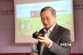 Phó giáo sư, Tiến sĩ Hồ Long Phi, Nguyên Viện trưởng Viện Nước và biến đổi khí hậu (Đại học Quốc gia thành phố Hồ Chí Minh), đại diện của Công ty Enfarm Agritech, giới thiệu bộ thiết bị ứng dụng công nghệ Internet vạn vật và trí tuệ nhân tạo trong bón phâ
