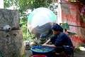 Theo chương trình hỗ trợ nước sinh hoạt phân tán, Gia đình bà Triệu Thị De, thôn Tân Dân xã Hợp Hòa được hỗ trợ téc nước giúp gia đình chứa nước sạch sinh hoạt không phải đựng nước vào xô, chậu như trước nữa. Ảnh: Thu Huyền
