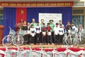 Ban tổ chức trao tặng 80 xe đạp (trị giá trên 1,6 triệu đồng/xe), 5.000 tập vở cho 500 em và các phần quà cho các em học sinh Trường Trung học cơ sở Y Jút. Ảnh: TTXVN phát