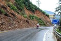 Một điểm sạt lở đất đá xuống lòng đường gây nguy hiểm cho các phương tiện tham gia giao thông trên quốc lộ 4D thuộc phường Hàm Rồng, thị xã Sa Pa, tỉnh Lào Cai. Ảnh: Quốc Khánh - TTXVN