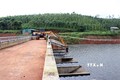 Cắt, khoan một ngưỡng tràn để hạ thấp mực nước trong hồ Đắk N’ting (xã Quảng Sơn, huyện Đắk G’long, tỉnh Đắk Nông). Ảnh: Minh Hưng – TTXVN