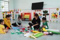 Các cô giáo Trường Mẫu giáo xã Mong Thọ A, huyện Châu Thành (Kiên Giang) làm đồ trang trí lớp học. Ảnh: Văn Sĩ - TTXVN