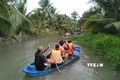 Du khách trải nghiệm hoạt động tự bơi xuồng trên sông trong Nông trại dê sữa du lịch Đông Nghi. Ảnh: Minh Hưng – TTXVN