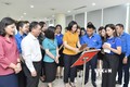 Tổng Giám đốc Thông tấn xã Việt Nam Vũ Việt Trang xem thông tin giới thiệu các khu di tích của TTXVN được tích hợp sẵn trong mã QR. Ảnh: Minh Đức – TTXVN