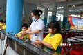Nhân viên Y tế tại trường học trên địa thành phố Vũng Tàu (tỉnh Bà Rịa - Vũng Tàu) hướng dẫn học sinh rửa tay đúng cách để phòng chống bệnh đau mắt đỏ. Ảnh: Hoàng Nhị - TTXVN