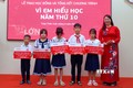 Lãnh đạo tỉnh Thừa Thiên - Huế trao học bổng cho các học sinh có hoàn cảnh khó khăn vươn lên trong học tập. Ảnh: Tường Vi - TTXVN
