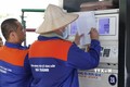 Kiểm kê xăng, dầu trước khi điều chỉnh giá tại một điểm kinh doanh xăng, dầu trên địa bàn Hà Nội. Ảnh: Trần Việt - TTXVN