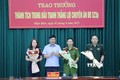 Chủ tịch UBND tỉnh Điện Biên Lê Thành Đô trao thưởng nóng cho tập thể Ban chuyên án ĐB 523p. Ảnh: TTXVN phát