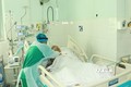 Nhân viên y tế chăm sóc bệnh nhân COVID-19 tại Khoa Bệnh Nhiệt đới, Bệnh viện Chợ Rẫy Thành phố Hồ Chí Minh. Ảnh: Đinh Hằng - TTXVN