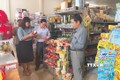 Đoàn kiểm tra liên ngành an toàn thực phẩm tỉnh Kon Tum kiểm tra tại cơ sở kinh doanh bánh Trung thu. Ảnh: Dư Toán – TTXVN