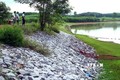 Thân đập Hồ Dạ Lam tại thôn Nam Thái, xã Thái Thủy (Lệ Thủy, Quảng Bình) được gia cố, khắc phục tạm thời. Ảnh: Tá Chuyên - TTXVN