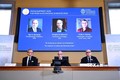 Chân dung ba nhà kinh tế học Mỹ (từ trái sang, trên màn hình): Ben S. Bernanke, Douglas W. Diamond và Philip H. Dybvig đoạt giải Nobel Kinh tế 2022, trong buổi họp báo tại Học viện Khoa học Hoàng gia Thuỵ Điển ở Stockholm, ngày 10/10/2022. Ảnh: REUTERS/TT