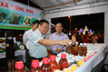 Ông Nguyễn Văn Hòa, Phó Bí thư Tỉnh ủy Kon Tum, tham quan sản phẩm nông sản bán tại Phiên chợ. Ảnh: kontum.gov.vn