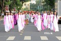 Đoàn diễu hành áo dài trình diễn tại lễ hội. Ảnh: Trung Kiên - TTXVN