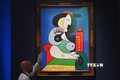 Bức chân dung “Femme à la montre” của danh họa Picasso được trưng bày tại nhà đấu giá Sotheby’s ở New York, Mỹ, ngày 8/11/2023. Ảnh: AFP/TTXVN