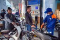Mua, bán xăng tại cửa hàng kinh doanh xăng, dầu Petrolimex. Ảnh: Trần Việt - TTXVN