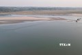 Nước sông Đà xuống thấp khiến nhiều bãi cát rộng cả trăm mét vuông nổi trên mặt nước. Ảnh: TTXVN phát