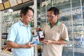 Ông Nguyễn Đình Quang, Giám đốc Công ty TNHH Sản xuất và Thương mại nông sản Thái Thuận - Ninh Thuận giới thiệu sản phẩm chế biến từ nho. Ảnh: Nguyễn Thành – TTXVN