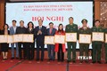 Lãnh đạo UBND tỉnh Lạng Sơn trao Bằng khen cho các tập thể, cá nhân có thành thành tích xuất sắc trong công tác biên giới năm 2023. Ảnh: Quang Duy - TTXVN