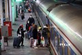 Hành khách lên chuyến tàu Bắc-Nam tối ngày 28 Tết Nguyên đán Quý Mão 2023. Ảnh: Huy Hùng - TTXVN