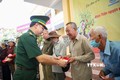 Đại tá Phạm Đình Triệu, Chính uỷ Bộ đội Biên phòng Tây Ninh tặng quà cho người dân vùng biên giới. Ảnh: Giang Phương - TTXVN