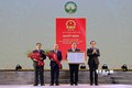 Phó Thủ tướng Trần Lưu Quang trao Quyết định Quy hoạch tỉnh Hòa Bình thời kỳ 2021-2030, tầm nhìn đến năm 2050 cho lãnh đạo tỉnh. Ảnh: Thanh Hải - TTXVN