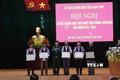 Trao tặng Bằng khen của Chủ tịch Ủy ban nhân dân tỉnh Kon Tum cho 3 tập thể và 5 cá nhân đã có thành tích xuất sắc. Ảnh: Khoa Chương - TTXVN