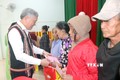 Chánh án TAND tối cao Nguyễn Hòa Bình tặng quà Tết cho người dân tại huyện Vân Canh. Ảnh: Sỹ Thắng - TTXVN