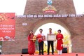 Xác lập kỷ lục "Đường gốm đỏ và hoa dài nhất Việt Nam”