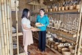 Chị Trương Thị Bạch Thủy đưa sản phẩm làng nghề truyền thống bay xa