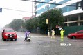 Lực lượng cảnh sát giao thông thành phố Hà Tĩnh phân luồng giao thông tại ngã tư đường Nguyễn Du và Trần Phú. Ảnh: Công Tường - TTXVN