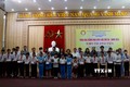 Các thành viên Làng Hoa Sen quốc tế Hàn Quốc trao học bổng cho học sinh. Ảnh: Trịnh Bang Nhiệm - TTXVN