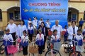 Ban tổ chức trao xe đạp cho học sinh nghèo trên địa bàn xã Lơ Pang (Gia Lai). Ảnh: Hồng Điệp - TTXVN