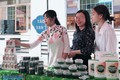 Hợp tác xã Nông nghiệp công nghệ cao Vạn Tường, xã Bình Hải, huyện Bình Sơn (Quảng Ngãi) giới thiệu các sản phẩm làm từ tảo xoắn tại một phiên chợ hàng Việt. Ảnh: baoquangngai.vn