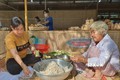Chế biến bánh dân gian Nam Bộ tại Làng du lịch Mỹ Khánh thuộc huyện Phong Điền (thành phố Cần Thơ). Ảnh: Ánh Tuyết - TTXVN