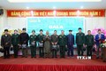 Ban tổ chức tặng sản phẩm sâm Ngọc Linh trồng tại Sơn La cho các cựu chiến binh. Ảnh: Quang Quyết - TTXVN