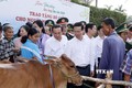 Chủ tịch nước Võ Văn Thưởng tặng bò cho hộ nghèo của chương trình "Xuân biên phòng ấm lòng dân bản". Ảnh: Thống Nhất - TTXVN 