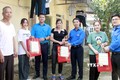 Lãnh đạo Hội Liên hiệp Thanh niên tỉnh Bắc Giang đến phòng trọ tặng quà Tết cho thanh niên công nhân có hoàn cảnh khó khăn. Ảnh: Đồng Thúy - TTXVN