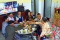 Người dân khu tái định cư thôn Áng Sơn, xã Vạn Ninh, huyện Quảng Ninh (Quảng Bình) ăn tất niên trong ngôi nhà mới. Ảnh: Tá Chuyên - TTXVN