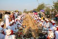 Thực hiện nghi thức cúng trong Lễ tảo mộ của đồng bào Chăm theo đạo Hồi giáo (Bà Ni) ở Bình Thuận. Ảnh: Nguyễn Thanh - TTXVN
