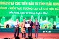 Phó Thủ tướng Trần Lưu Quang trao quyết định phê duyệt Quy hoạch tỉnh Đắk Nông thời kỳ 2021- 2030, tầm nhìn đến năm 2050 cho lãnh đạo tỉnh Đắk Nông. Ảnh: Hưng Thịnh – TTXVN