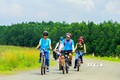 Khách du lịch đạp xe dã ngoại trong Khu Bảo tồn thiên nhiên văn hóa Đồng Nai. Ảnh: Hồng Đạt - TTXVN