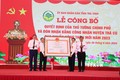 Lãnh đạo huyện Trà Cú đón Bằng công nhận huyện Trà Cú đạt chuẩn nông thôn mới. Ảnh: Thanh Hòa - TTXVN