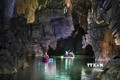 Khách du lịch tham quan quần thể hang động tại Vườn quốc gia Phong Nha – Kẻ Bàng. Ảnh: TTXVN phát